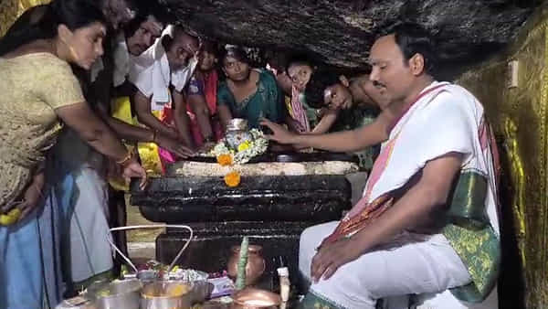 శ్రావణమాసం తొలి సోమవారం.. శ్రీ సోమేశ్వర లక్ష్మీ నరసింహస్వామి వారికి భక్తుల కానుక..!