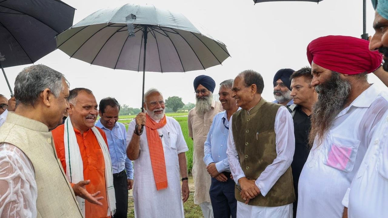 PM Modi: భారీ వర్షంలో రైతులతో ప్రధాని మోదీ భేటీ.. సింప్లిసిటీ చూస్తే వావ్ అనాల్సిందే.. ప్రొటోకాల్‌ను పక్కనపెట్టి..