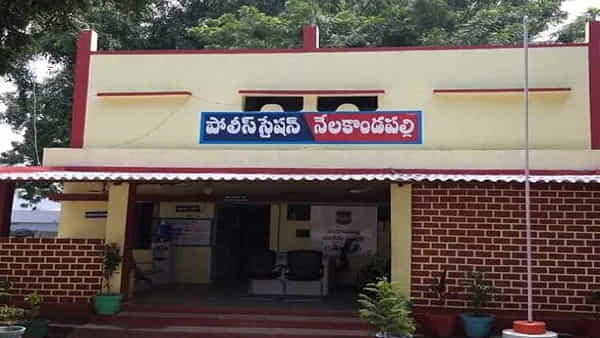 ఇదేం పంచాయతీ..! పెట్రోల్ బంకులో చిల్లర తీసుకోలేదని పోలీస్ స్టేషన్లో ఫిర్యాదు.. చివరకు..