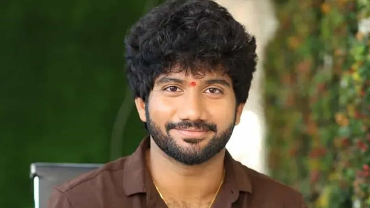 ఓ వైపు ఇండియన్2 పనులు చేస్తూనే, ఇంకో వైపు గేమ్ చేంజర్ని కూడా కంప్లీట్ చేసే ప్రయత్నం చేశారు శంకర్. త్వరలోనే హనుమాన్ డైరక్టర్ కూడా ఈ రూట్లోనే ట్రావెల్ చేయడానికి రెడీ అవుతున్నారు. ఓ వైపు హనుమాన్కి సీక్వెల్, మరోవైపు బాలయ్య - మోక్షజ్ఞ సినిమాలను సైమల్టైనియస్గా డీల్ చేయాలి ప్రశాంత్ వర్మ.