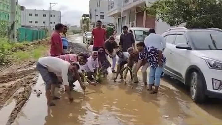 Telangana: పరిగిలో రోడ్డుపై వరినాట్లు వేసి నిరసన.. ఇదే ఇప్పుడు ట్రెండింగ్ Telangana: పరిగిలో రోడ్డుపై వరినాట్లు వేసి నిరసన.. ఇదే ఇప్పుడు ట్రెండింగ్