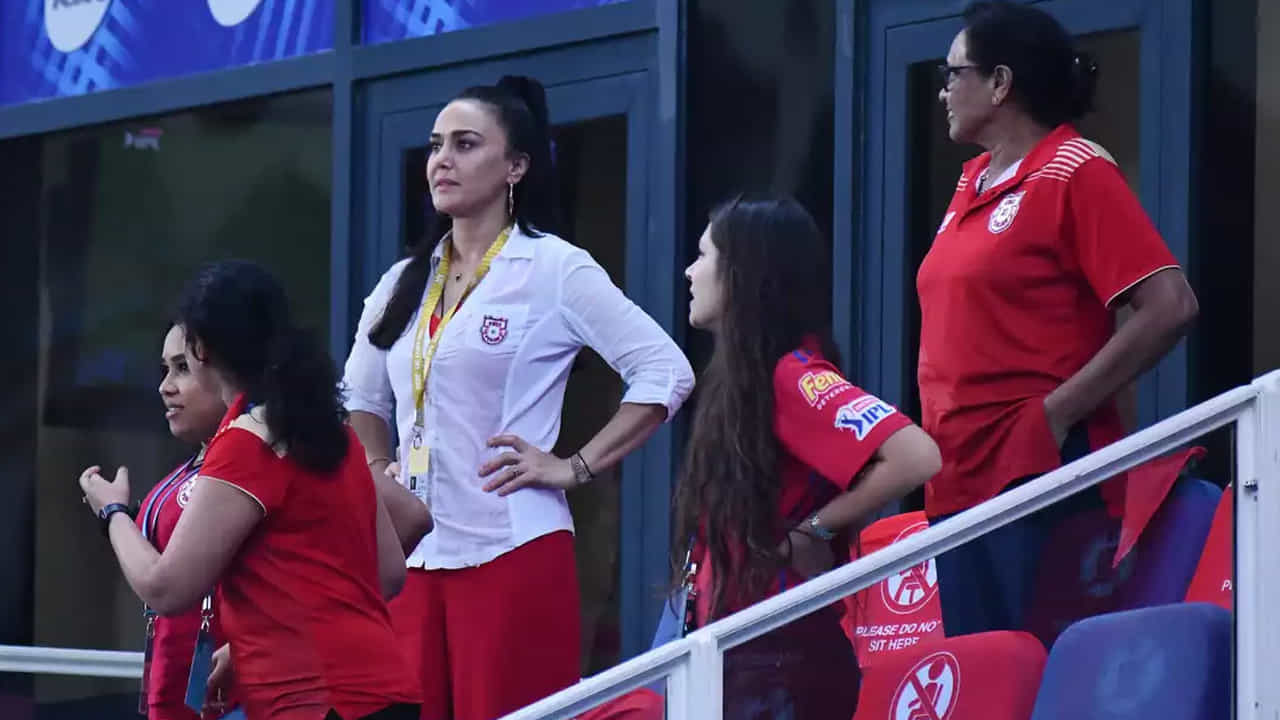 IPL 2024లో పంజాబ్ కింగ్స్ ప్రదర్శన చాలా పేలవంగా ఉంది. జట్టు 5 విజయాలతో సీజన్ను 9వ స్థానంలో ముగించింది. ఇటువంటి పరిస్థితిలో, జట్టు పగ్గాలను చక్కగా నిర్వహించగల, మెరుగైన ప్రదర్శన చేయగల ఇలాంటి ఆటగాడిని కెప్టెన్గా చేయాలన్నది పంజాబ్ ఉద్దేశం. ఈ ఎపిసోడ్లో, పంజాబ్ కింగ్స్కు కొత్త కెప్టెన్గా కనిపించగల ముగ్గురు ప్రధాన ఆటగాళ్ల గురించి ఇప్పుడు తెలుసుకుందాం..