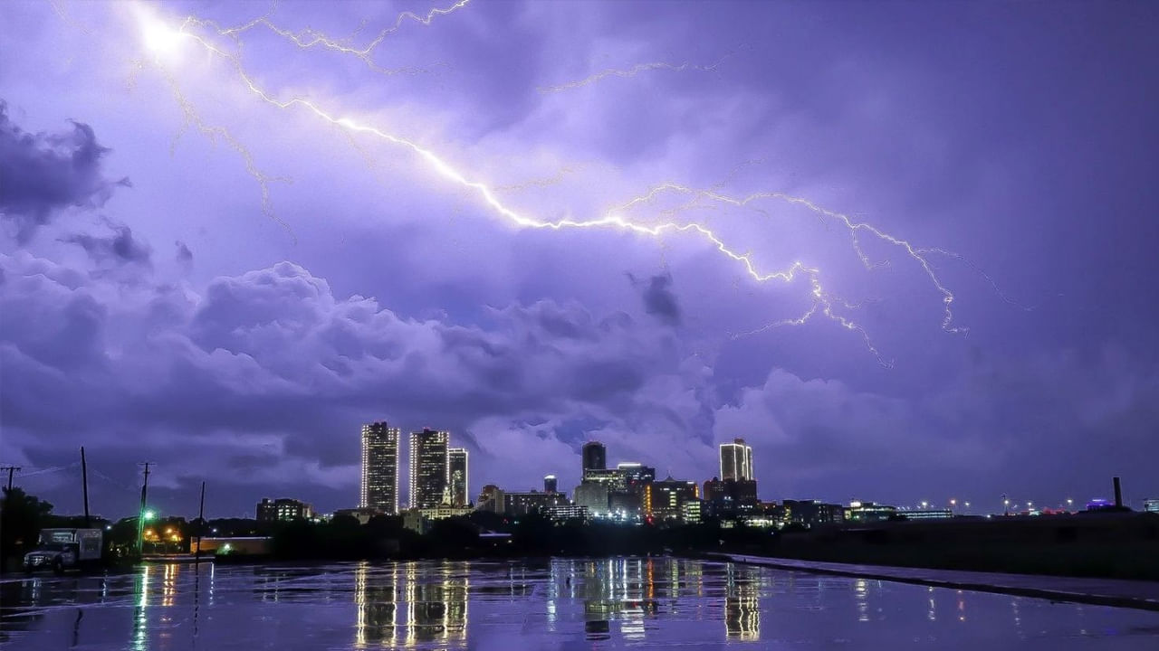 AP Rains: బిగ్ అలెర్ట్.! ఏపీలోని ఈ ప్రాంతాలకు ఫుల్గా భారీ వర్షాలు.. ఉరుములు, మెరుపులు కూడా AP Rains: బిగ్ అలెర్ట్.! ఏపీలోని ఈ ప్రాంతాలకు ఫుల్గా భారీ వర్షాలు.. ఉరుములు, మెరుపులు కూడా