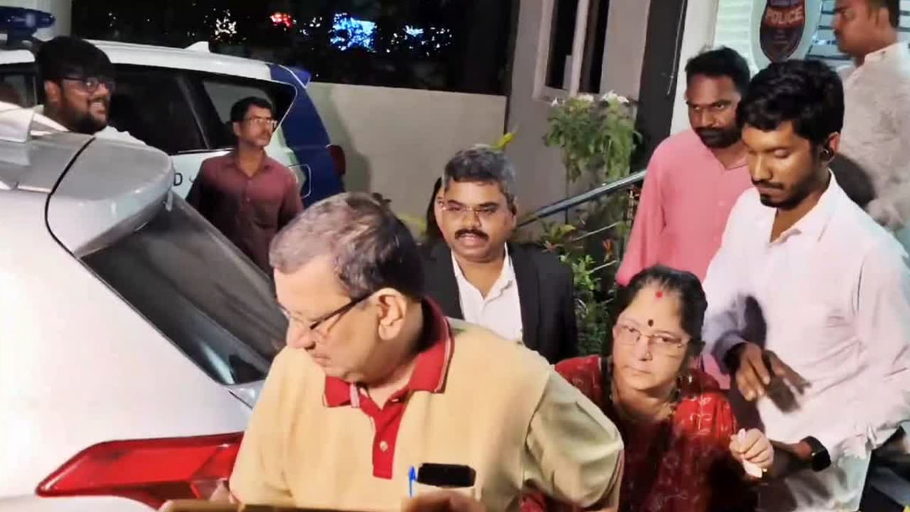 Hyderabad: మాదాపూర్ పోలీస్ స్టేషన్కు హీరో రాజ్ తరుణ్ పేరెంట్స్.. ఎందుకంటే..?
