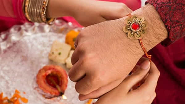 Rakhi 2024: దేశవ్యాప్తంగా రాఖీ పండుగ సందడి.. భద్రకాల సమయంలో రాఖీ కట్టవద్దంటున్న జ్యోతిష్కులు.. శుభ సమయం ఎప్పుడంటే