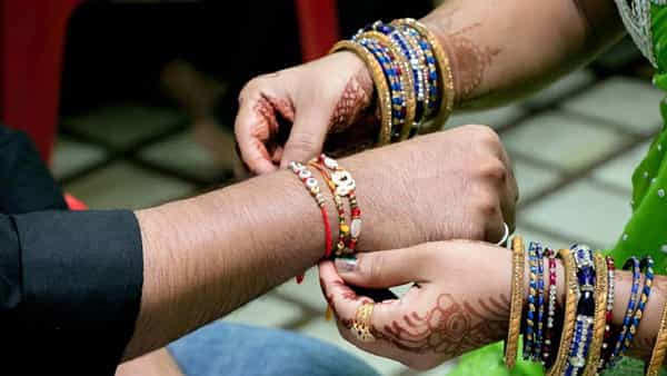 Raksha Bandhan: మీ సోదరికి ఎలాంటి బహుమతి ఇవ్వాలో అర్థం కావడం లేదా? ఇవి ట్రై చేయండి..