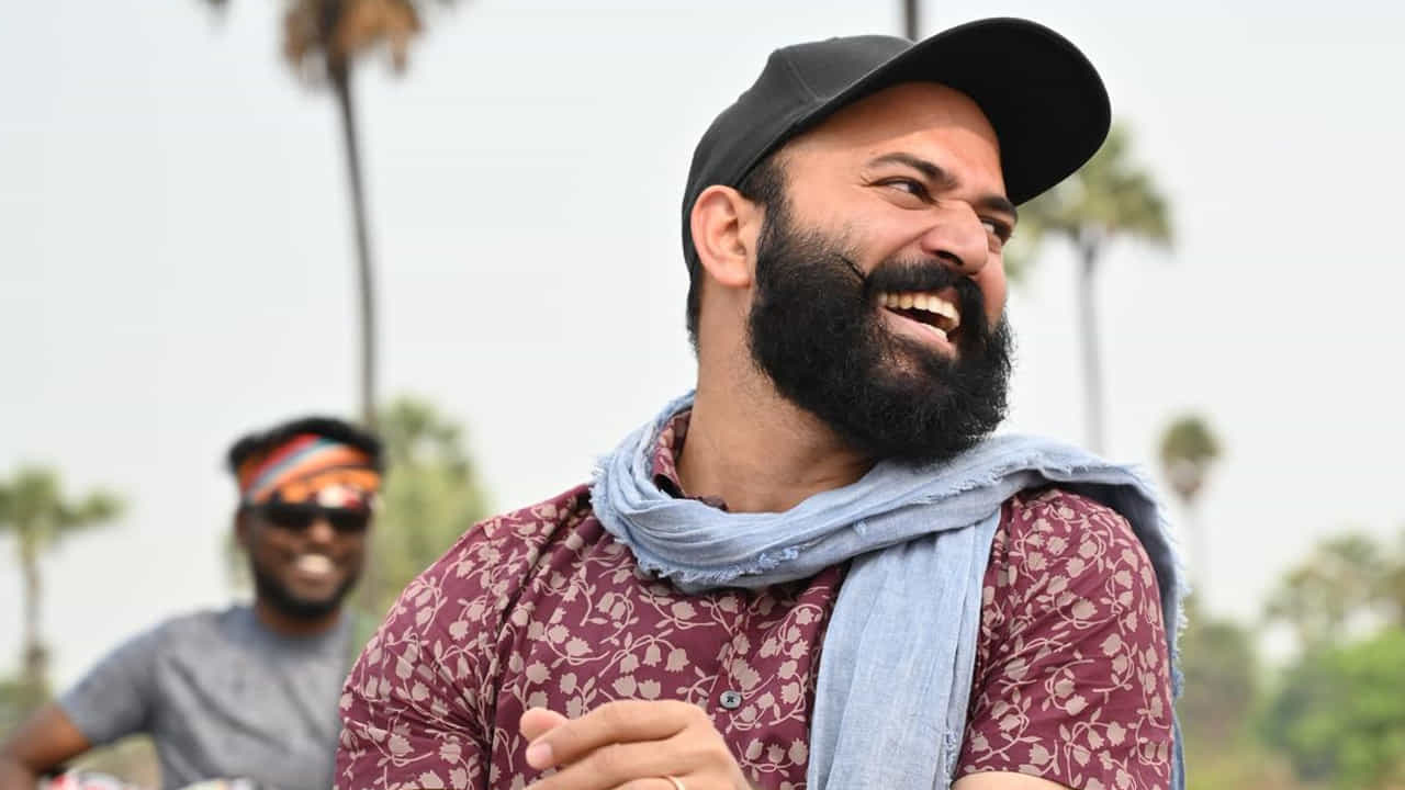 వైవిధ్యమైన స్వరంతో మోస్ట్ వాంటెడ్ గాయకుడిగా పేరు తెచ్చుకున్నారు రామ్ మిర్యాల. ఆయన కంపోజ్ చేసిన బాణీలు కూడా జనాలను అంతే జోరుగా ఎంటర్టైన్చేశాయి. టిల్లు పాటలకు జనాలు ఎలా ఊగిపోయారో గమనించిన వారు... కళ్లు మూసుకుని రామ్ మిర్యాలకు ఛాన్సులిస్తున్నారు.. లేటెస్ట్ గా ఆయ్ పాటలను కంపోజ్ చేశారు రామ్ మిర్యాల. ఈ నెల 15న విడుదల కానుంది ఆయ్.