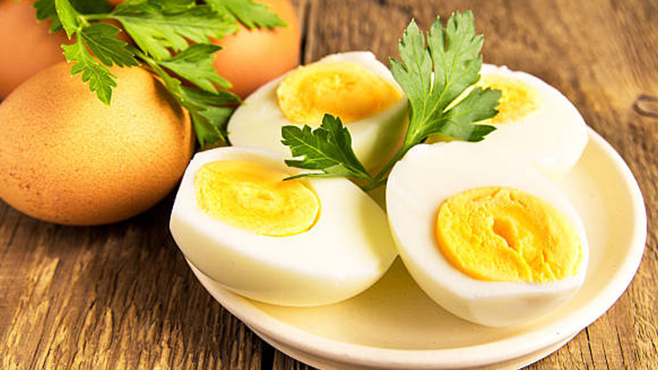 బరువు తగ్గడం- గుడ్లు తిన్న తర్వాత ఎక్కువసేపు ఆకలిగా అనిపించదు. ఫలితంగా మీరు తక్కువ కేలరీలు వినియోగిస్తారు. గుడ్లలో సరైన మొత్తంలో ప్రోటీన్ ఉంటుంది. ఇది మీ పొట్టను ఎక్కువసేపు నిండుగా ఉంచుతుంది. ఇంకా బరువు తగ్గడంలో సహాయపడుతుంది. 