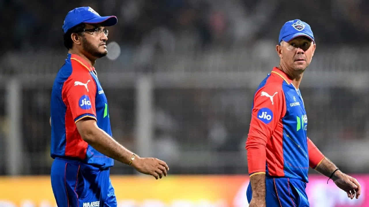 ఢిల్లీ క్యాపిటల్స్ ప్రధాన కోచ్గా రికీ పాంటింగ్ను తొలగించారు. తద్వారా ఐపీఎల్ సీజన్-18లో ఢిల్లీ క్యాపిటల్స్ జట్టులో భారత కోచ్ కనిపించే అవకాశం ఉంది. ఈ జాబితాలో సౌరవ్ గంగూలీతో సహా కొందరు మాజీ ఆటగాళ్ల పేర్లు వినిపిస్తున్నాయి. కాబట్టి, ఐపీఎల్ 2025లో ఢిల్లీ జట్టుకు దాదా ప్రధాన కోచ్ పదవిని అధిష్టించినా ఆశ్చర్యపోనవసరం లేదు.