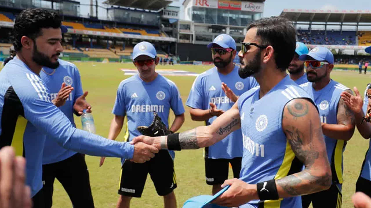 Riyan Parag 1st ODI Wicket: కొలంబో వేదికగా జరుగుతున్న మూడో వన్డేలో శ్రీలంక, భారత్ (SL vd IND) జట్లు ముఖాముఖి తలపడుతున్నాయి. ఈ మ్యాచ్ సిరీస్లోని మొదటి రెండు మ్యాచ్లలో బెంచ్కే పరిమితమైన రియాన్ పరాగ్.. చివరి వన్డేలో అరంగేట్రం చేశాడు. రియాన్ బౌలింగ్ చేస్తూనే తొలి వికెట్ తీసి తన పేరిట ప్రత్యేక రికార్డు సృష్టించాడు.