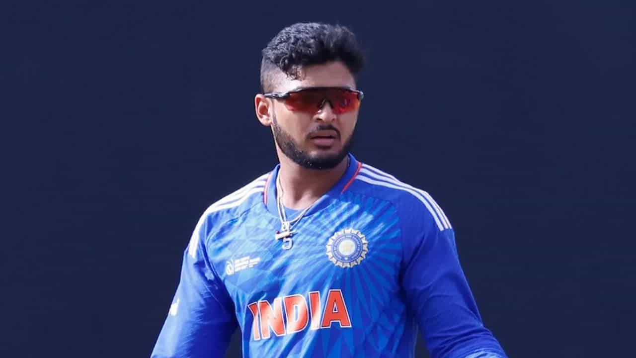 అర్ష్దీప్ సింగ్ స్థానంలో రియాన్ పరాగ్ ప్లేయింగ్ 11లో చేరడం గమనార్హం. అతడితో పాటు రిషబ్ పంత్ కూడా నేటి మ్యాచ్లో ఆడుతున్నాడు. తొలి రెండు మ్యాచ్ల్లో పేలవ ప్రదర్శనతో ట్రోల్కు గురైన కేఎల్ రాహుల్ స్థానంలో అతను జట్టులోకి వచ్చాడు.