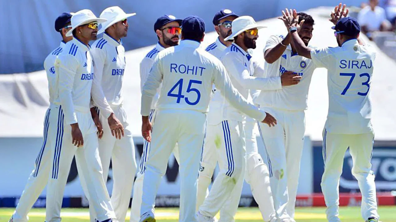 Duleep Trophy: పురుషుల సెలక్షన్ కమిటీ బుధవారం దులీప్ ట్రోఫీ 2024-25 తొలి రౌండ్‌కు జట్లను ప్రకటించింది. దులీప్ ట్రోఫీ అనేది రెడ్ బాల్ ఫార్మాట్ క్రికెట్. అటువంటి పరిస్థితిలో, యువ, వర్ధమాన ప్రతిభావంతులతో సహా అంతర్జాతీయ సర్క్యూట్‌లోని అత్యుత్తమ ఆటగాళ్ళు ఉన్నత స్థాయిలో ఒకరితో ఒకరు పోటీపడటం కనిపిస్తుంది. టోర్నమెంట్ సెప్టెంబర్ 5, 2024 నుంచి ఆంధ్రప్రదేశ్‌లోని అనంతపురం, బెంగళూరులోని ఎం చిన్నస్వామి స్టేడియంలో ప్రారంభం కానుంది. విరాట్ కోహ్లి, రోహిత్ శర్మ తొలి రౌండ్‌ నుంచి తప్పుకున్నారు. ఇద్దరూ రెండో రౌండ్ నుంచి పాల్గొనవచ్చు.