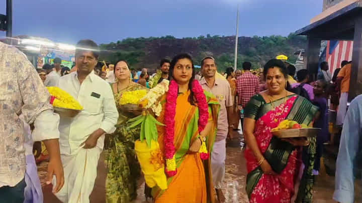 RK Roja: తమిళనాడులోని తిరుత్తణి ఆలయంలో రోజా పూజలు RK Roja: తమిళనాడులోని తిరుత్తణి ఆలయంలో రోజా పూజలు