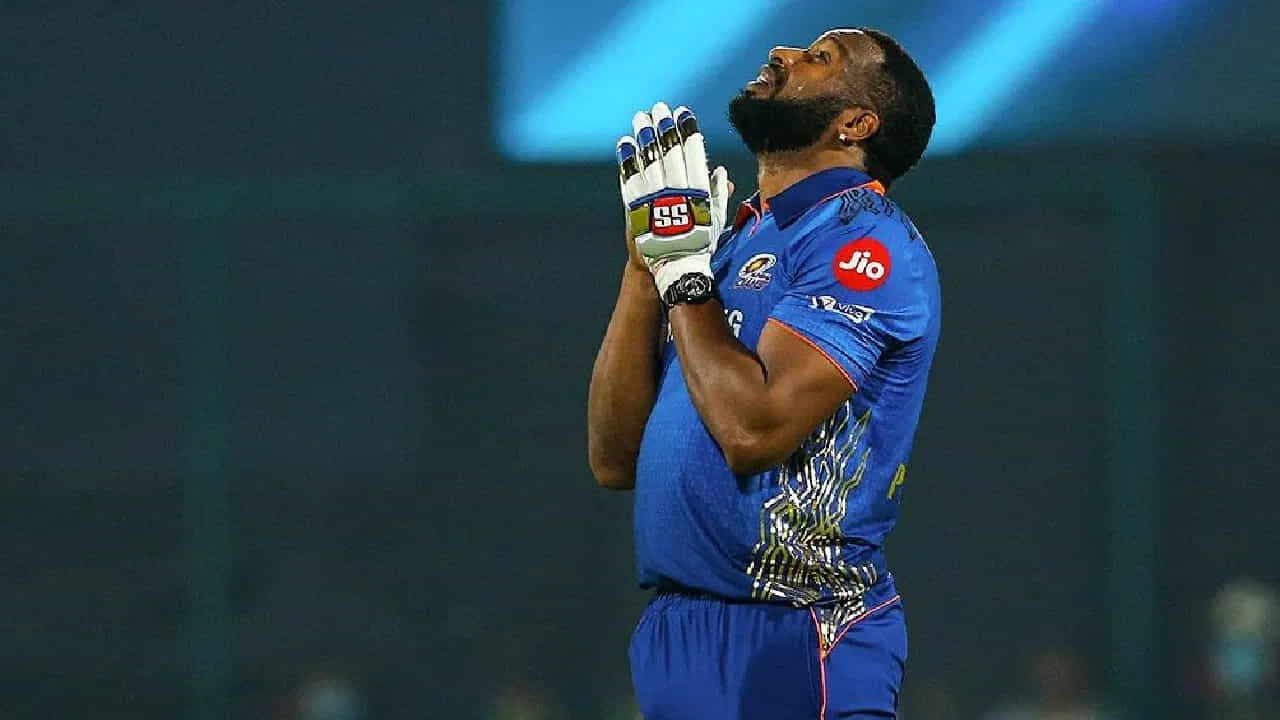 ఇక్కడ ఆసక్తికరమైన విషయం ఏంటంటే.. యూఏఈలో జరగనున్న ఇంటర్నేషనల్ లీగ్లో ముంబై ఇండియన్స్ ఫ్రాంచైజీకి చెందిన ఎంఐ ఎమిరేట్స్ జట్టు తరపున కీరన్ పొలార్డ్ ఆడనున్నాడు. MI ఎమిరేట్స్ తదుపరి ILT20 సీజన్లో ఉంచుకున్న ఆటగాళ్ల జాబితాలో కీరన్ పొలార్డ్ పేరు కూడా ఉంది. అయితే టీ20 లీగ్ నుంచి దక్షిణాఫ్రికా అతడిని ఎందుకు తప్పించిందనేది ఇప్పుడు ఆసక్తిగా మారింది.