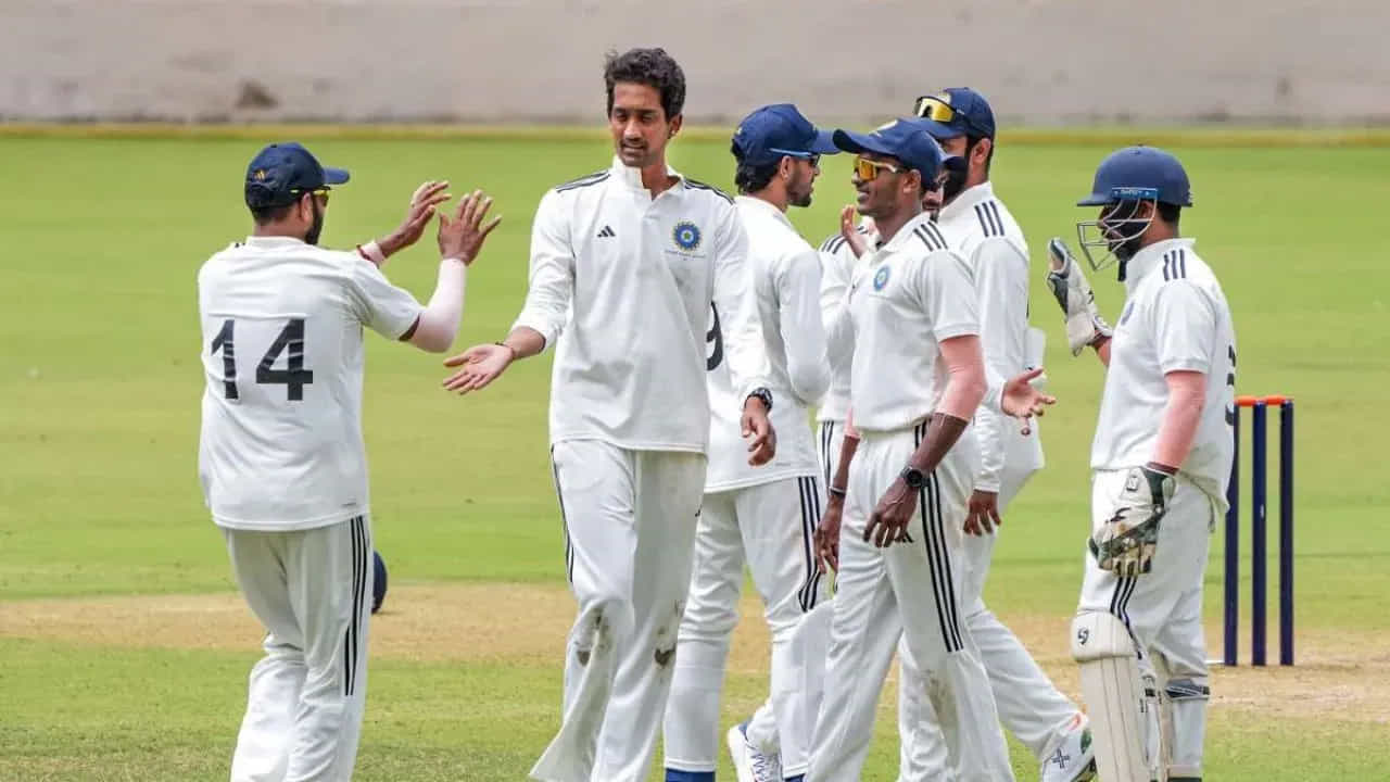 ఐపీఎల్లో ఇప్పటి వరకు 10 మ్యాచ్లు మాత్రమే జరిగాయి. ఈసారి 13 వికెట్లు తీశాడు. అలాగే, ఆసియా క్రీడల్లో టీమిండియా తరపున 3 మ్యాచ్లు ఆడిన సాయి కిషోర్ 4 వికెట్లు పడగొట్టి రాణించాడు. ఇప్పుడు భారత టెస్టు జట్టులో చోటు దక్కించుకోవాలని ఎదురుచూస్తున్నాడు.