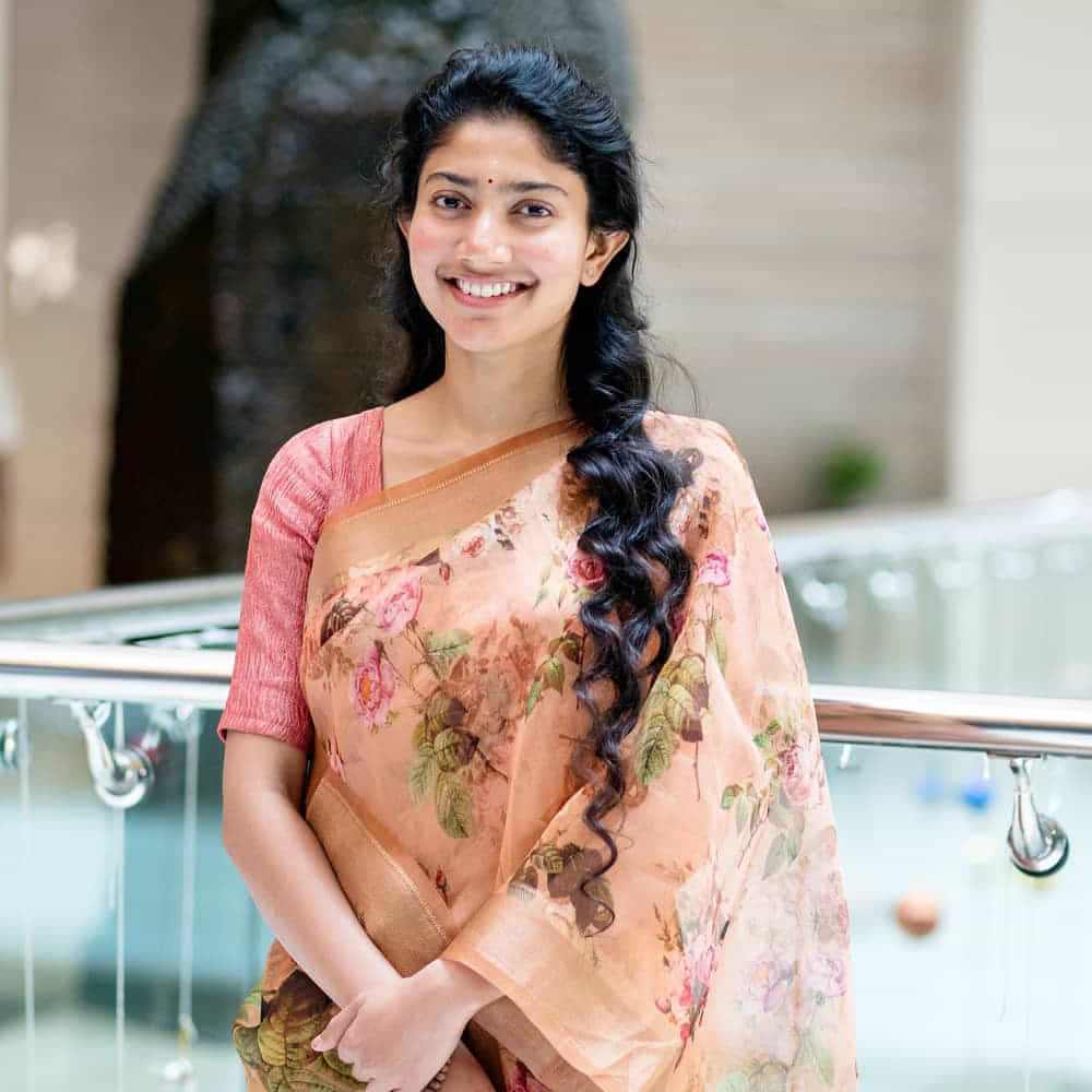 ఆ మధ్య ఏడాది పాటు సినిమాలే చేయలేదు సాయి పల్లవి. దాంతో ఎందుకు ఈ గ్యాప్ అనుకున్నారు ఆమె ఫ్యాన్స్. ఇప్పుడేమో అస్సలు గ్యాప్ లేకుండా వరస సినిమాలు చేస్తున్నారు. కేవలం తెలుగు మాత్రమే కాదు.. హిందీ, తమిళంలోనూ సత్తా చూపిస్తున్నారు.