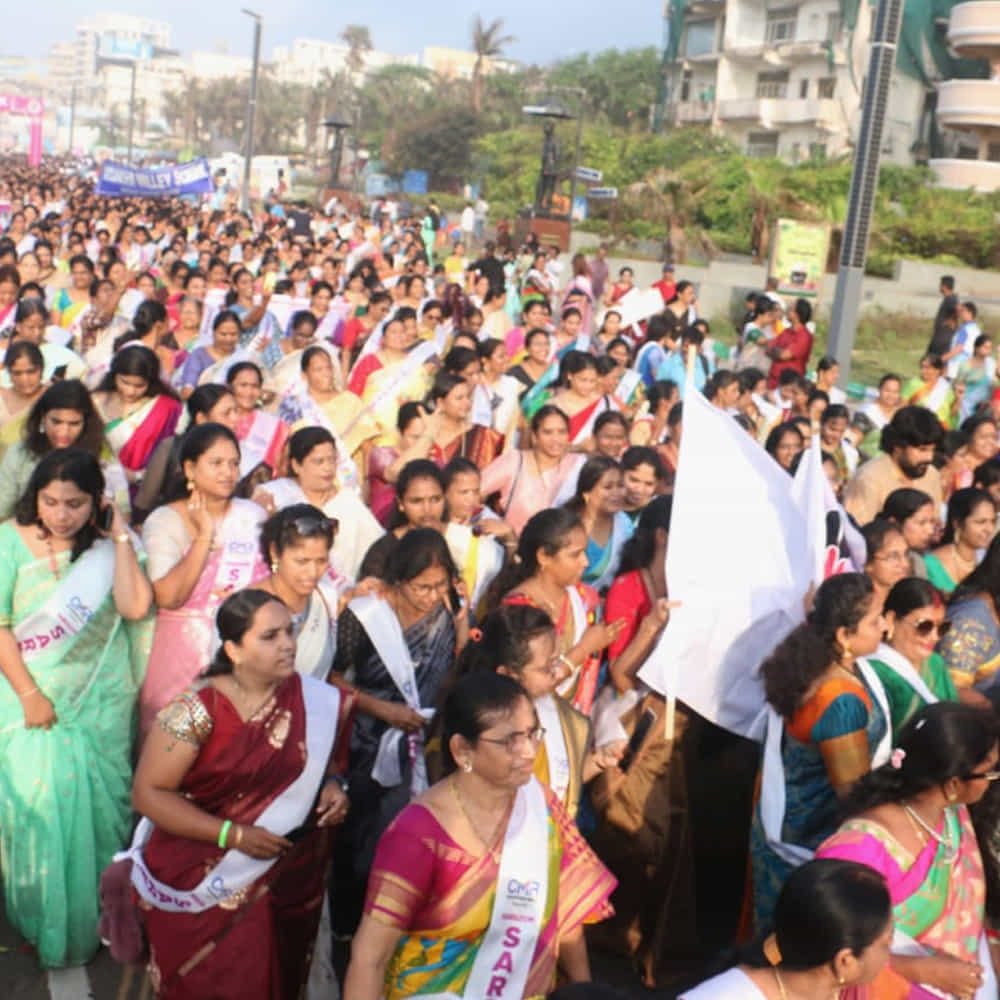 చీరకట్టులో భారీగా మగువలు..: ఈ శారీ వాక్ లో విశాఖలోని మహిళలే కాకుండా రెండు తెలుగు రాష్ట్రాల నుంచి మగువలు, వివిధ రంగాలకు చెందిన మహిళా మణులు కూడా చీర కట్టు నడకలో పాల్గొని ఔరా అనిపించారు. ఈ సందర్భంగా నిర్వహించిన జుంబా డ్యాన్స్, కోలాటాలు, ప్రత్యేక చీర కట్టు షో పోటీలు ఆకట్టుకున్నాయి.