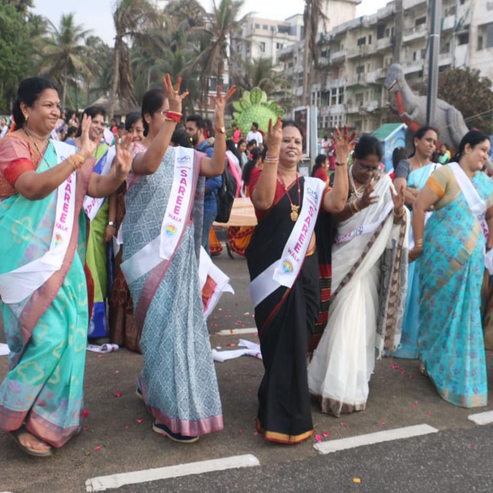 చీరలో అమ్మతనం, కమ్మతనం: హోం మంత్రి - చీరకట్టు అనేది భారతీయ సాంప్రదాయమనీ.. చీరలో అమ్మతనం, కమ్మతనం ఉంటుందన్నారు హోం మంత్రి. చేనేత కార్మికులకు అండగా నిలబడదామనీ పిలుపునిచ్చిన హోం మంత్రి అనిత.. భావితరాలు ఈ సాంప్రదాయాన్ని కొనసాగీంచాలన్నారు.