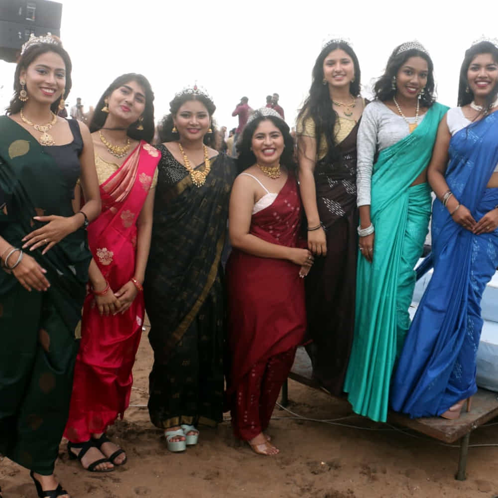 'చీరలోని గొప్పతనం తెలుసుకో.. చీర కట్టి ఆడతనం పెంచుకో.. సింగారమనే దారంతో చేసింది చీర.. ఆనందమనే రంగులనే అద్దింది చీర.. మమకారమనే మగ్గంపై నేసింది చీర..' అంటూ సినీ గేయ రచయిత చంద్రబోస్ రాసిన పాట చీరలోని అందం.. ఆ చీరతో ఆడపడుచు సౌందర్యాన్ని చక్కగా వర్ణించారు.