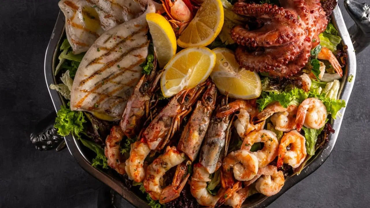 రొయ్యలు, పీతలు అయితే బాగా శుభ్రం చేయాలి. సముద్ర చేపలలో సీసం, కాడ్మియం వంటి భారీ లోహాలు ఉంటాయి. కాబట్టి బాగా కడగకపోతే, అవి శరీరంలోకి ప్రవేశించి గుండెపై ప్రభావం చూపుతాయి. సీఫుడ్ ను రిఫ్రిజిరేటర్ లో ఉంచినా.. ఎక్కువ సమయం ఉంచడం మంచిది కాదు. ఎందుకంటే సీఫుడ్ని ఎక్కువసేపు ఫ్రిజ్లో ఉంచినా బ్యాక్టీరియా సోకుతుంది. ఇది కడుపు నొప్పి, అతిసారం, వాంతులు, ఫుడ్ పాయిజనింగ్కు కారణమవుతుంది. కాబట్టి ఫ్రిజ్లో ఉంచిన 3-4 రోజులలోపు తినడం మంచిది.