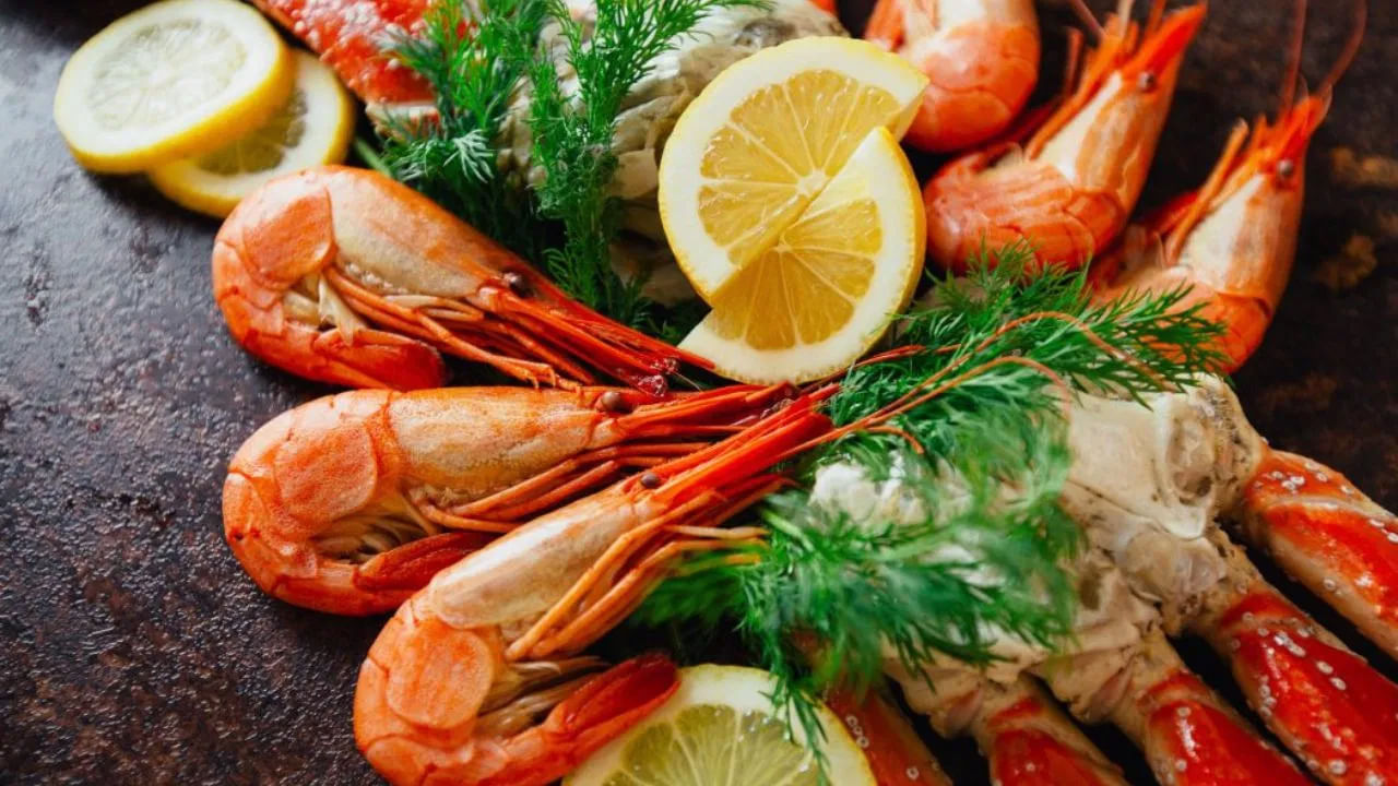 మార్కెట్ నుంచి కొనుగోలు చేసే ముందు అవి సరిగ్గా నిల్వ చేయబడిందో లేదో తనిఖీ చేయాలి. ఒకవేళ ప్యాక్ చేసిన ఆహారాన్ని కొనుగోలు చేస్తే, దాని గడువు తేదీని తనిఖీ చేయాలి. అలాగే వాసనపై కూడా శ్రద్ధ పెట్టాలి. ఇది అమ్మోనియా వంటి వాసన ఉంటే, చేప తాజాది కాదని అర్థం చేసుకోవాలి. చేపల రంగును కూడా చూడాలి. ముదురు రంగు, దుర్వాసన ఎక్కువగా కనిపిస్తే ఆ చేపను కొనకపోవడమే మంచిది.