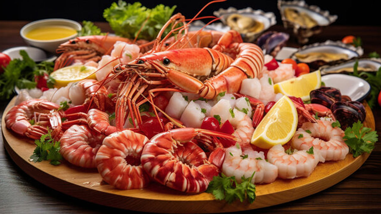 సముద్రపు ఆహారంలో శరీరానికి హాని కలిగించే వివిధ పరాన్నజీవులు ఉంటాయి. కాబట్టి బాగా శుభ్రం చేసి ఎక్కువ వేడి మీద ఉడికించాలి. ఇలా చేస్తే అన్ని క్రిములు నశిస్తాయి. పచ్చిగా లేదా తేలికగా ఉడికించి తింటే అది ప్రమాదకరం. సాల్మొనెల్లా బ్యాక్టీరియా సముద్ర ఆహారంలో అధికంగా పెరుగుతుంది. కాబట్టి వండిన ఆహారంతో పచ్చి సముద్రపు ఆహారాలను ఎట్టి పరిస్థితుల్లోనూ చేర్చకూడదు.