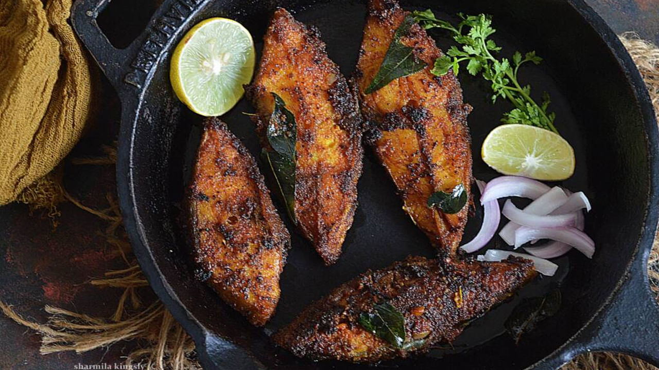 రొయ్యలు లేదా పీతలను మార్కెట్ నుంచి కొనుగోలు చేసిన తర్వాత ఎక్కువసేపు నిల్వ చేయకూడదు. వీలైనంత త్వరగా శుభ్రం చేసి ఫ్రిజ్లో ఉంచడం బెటర్. అందులో ముఖ్యంగా చేపలు వెంటనే శుభ్రం చేయాలి. లేకపోతే త్వరగా పాడైపోతాయి.