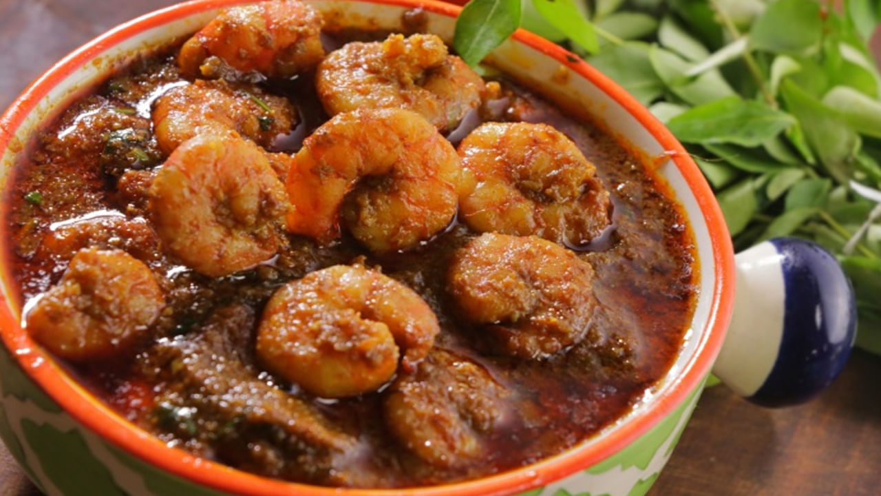 కొందరు పీతలు, రొయ్యలు, చేపలు సముద్ర ఆహారాలను అమితంగా ఇష్టపడతారు. వీటితోపాటు ఆక్టోపస్, స్క్విడ్, ఎండ్రకాయలు వంటి వివిధ సీఫుడ్ ఆహారాలు కూడా వివిధ రెస్టారెంట్లలో చాలా ఫమస్‌. అయితే సీఫుడ్ తినడం ఎంత మంచిదో, ప్రమాదాలు కూడా అంతే ఉన్నాయంటున్నారు ఆరోగ్య నిపుణులు. వీటిని వండే ముందు సరిగ్గా శుభ్రం చేయకపోతే కడుక్కోకపోతే ఫుడ్ అలర్జీలు వచ్చే ప్రమాదం ఉంది. కాబట్టి ఈ పెను ప్రమాదాన్ని నివారించాలంటే ఈ కింది జాగ్రత్తలు తీసుకోండి.