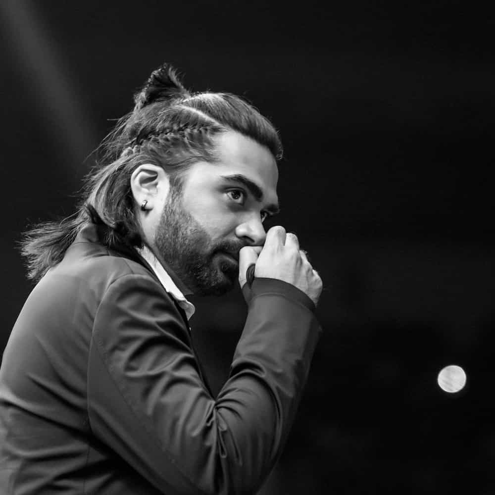 దాంతో కొత్త హోస్ట్ కోసం అన్వేషణ మొదలైంది. తమిళ బిగ్ బాస్ కోసం ఎవరైతే బాగుంటారని ఇప్పటికే వేట మొదలుపెట్టారు. ఈ క్రమంలో శింబు పేరు ఎక్కువగా వినిపిస్తుంది. ఆయనే బిగ్ బాస్ కొత్త హోస్ట్ అంటున్నారు. మరి చూడాలి కమల్ ప్లేస్ ను ఎవరు రీప్లేస్ చేస్తారో..!