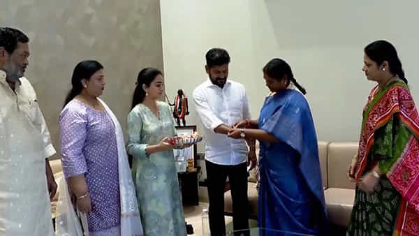 సీఎం రేవంత్కు రాఖీ కట్టిన మంత్రి సీతక్క