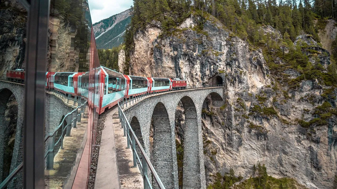 గ్లేసియర్ ఎక్స్‌ప్రెస్ (Glacier Express) ఆల్పైన్ రైల్వే గుండా వెళుతుంది. ఈ రైలు జెర్మాట్ నుంచి సెయింట్ మోరిట్జ్ వెళ్లే మార్గంలో దాదాపు 91 సొరంగాలు, 291 వంతెనలు ఉంటాయి. 