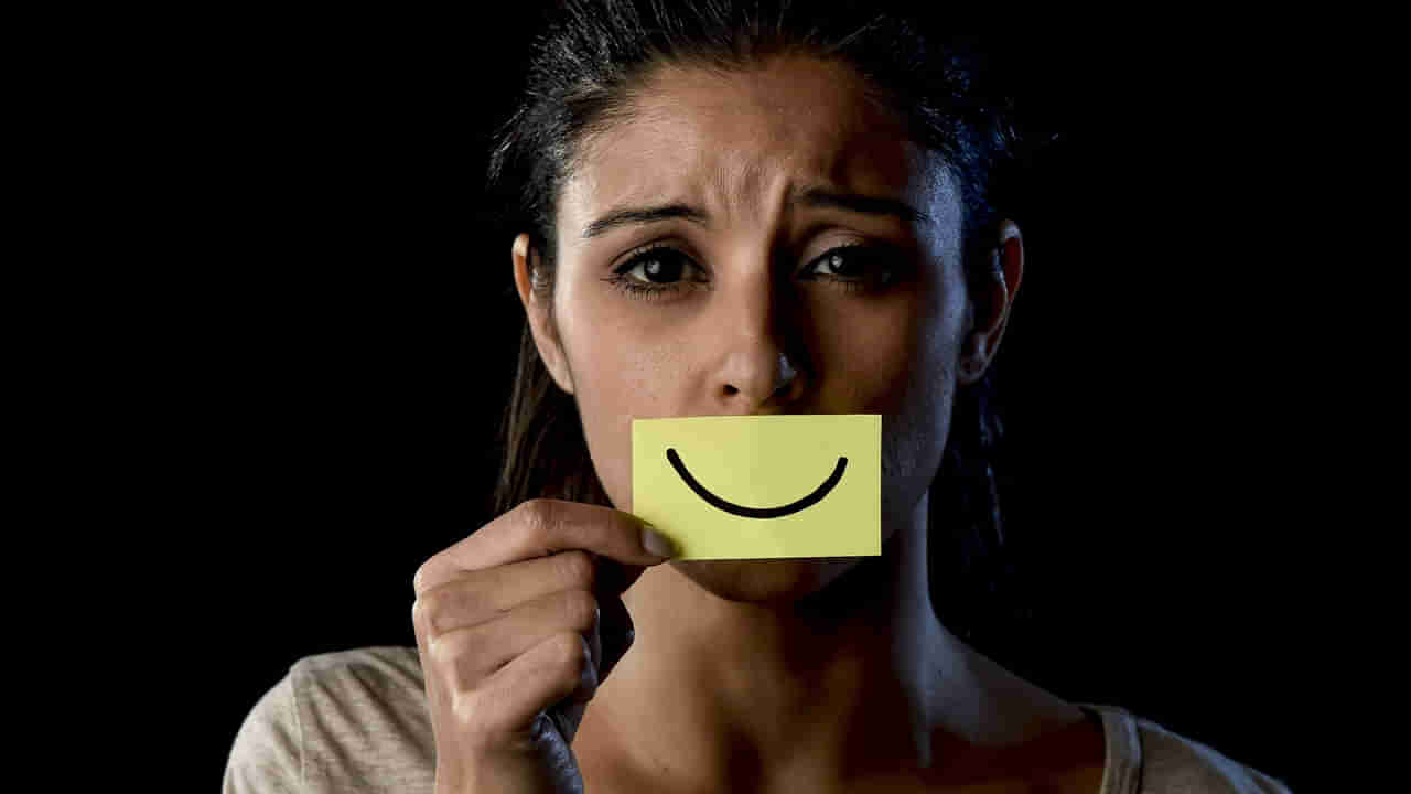 Smiling depression: ఆ నవ్వు నిజం కాదు.. పెరుగుతోన్న స్మైలింగ్ డిప్రెషన్..