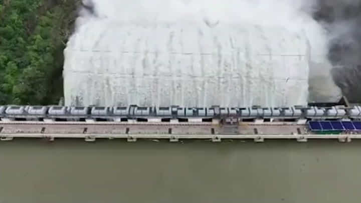 Srisailam Dam: 10 గేట్లను 20 అడుగుల మేర ఎత్తిన అధికారులు.. డ్రోన్ వీడియో చూడండి Srisailam Dam: 10 గేట్లను 20 అడుగుల మేర ఎత్తిన అధికారులు.. డ్రోన్ వీడియో చూడండి