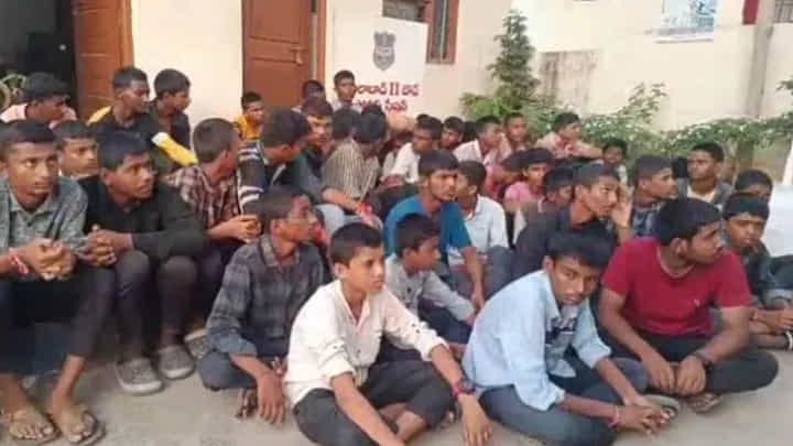 Telangana: 'మా ప్రిన్సిపల్తో వేగలేం...' పోలీస్ స్టేషన్ ముందు విద్యార్థుల నిరసన Telangana: 'మా ప్రిన్సిపల్తో వేగలేం...' పోలీస్ స్టేషన్ ముందు విద్యార్థుల నిరసన