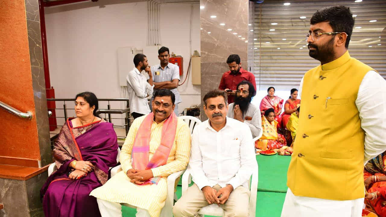 స్వామి అభిషేక బ్రహ్మచారి.. దేశం పురోగతి, ప్రపంచంలో శాంతి స్థాపన కోసం తల్లి లలితాను ప్రార్థించారు. అయోధ్యలో శ్రీరాముడి మహా మందిరాన్ని చూడడం ప్రతి సనాతనీ గర్వించదగ్గ తరుణమని అన్నారు. మహాయజ్ఞంలో బీజేపీ తెలంగాణ రాష్ట్ర అధ్యక్షుడు, కేంద్ర బొగ్గు శాఖ మంత్రి జి. కిషన్రెడ్డి, బీజేపీ సీనియర్ నేత మురళీధర్రావు, ఎంపీ కొండా విశ్వేశ్వర్రెడ్డి, మాజీ ఎమ్మెల్సీ, సీనియర్ న్యాయవాది ఎన్. రామచంద్రరావు, పలువురు పాల్గొని ప్రత్యేక పూజలు నిర్వహించారు.