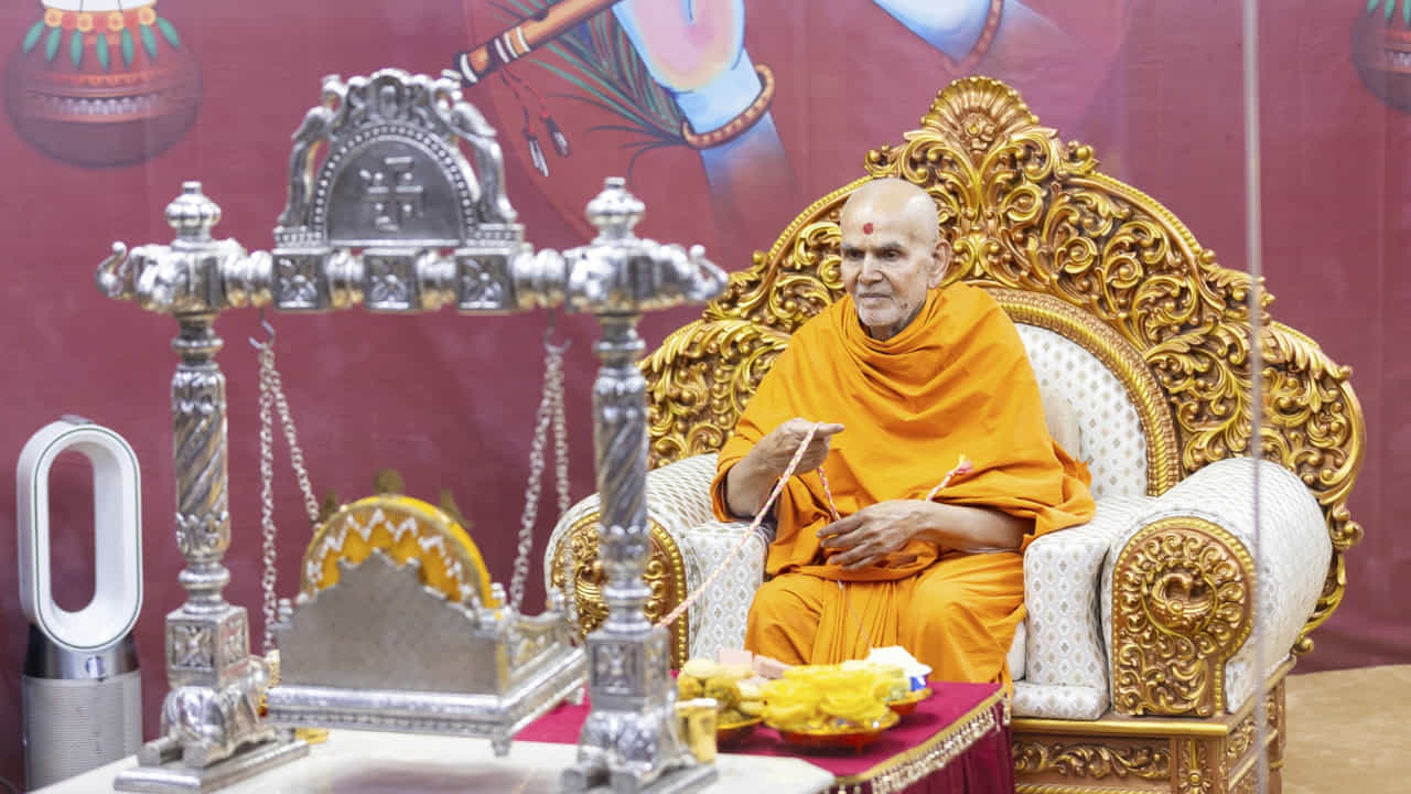 ఈ సందర్భంగా మహంత్ స్వామి జీ మహారాజ్ భక్తులకు తన ప్రసంగం వినిపించారు. శ్రీకృష్ణుని మహిమలను కొనియాడారు.