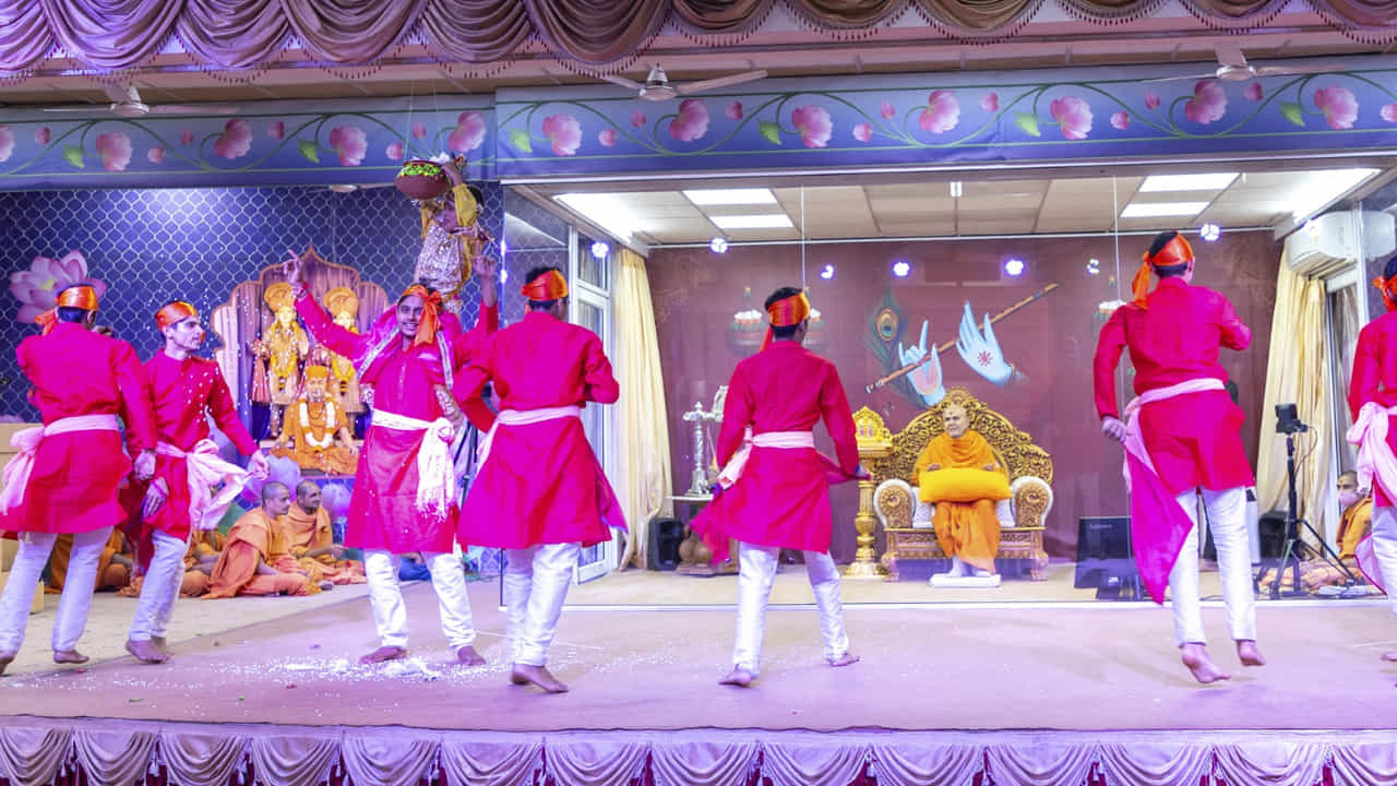 స్వామీజీ ప్రసంగం అనంతరం భక్తులందరూ రంగులరాట్నంలో కూర్చున్న శ్రీకృష్ణుని బాల రూపాన్ని దర్శించుకున్నారు.
