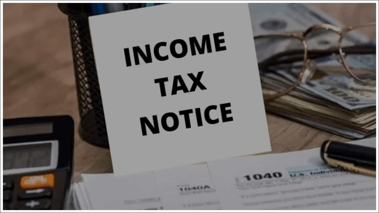 ఆదాయపు పన్ను శాఖ.. ఇది ప్రతి వ్యక్తి ఆర్థిక వివరాలను ట్రాక్ చేస్తుంది. ఆదాయానికి మించి లావాదేవీలు జరిగినా.. కొనుగోళ్లు చేసినా అందుకు సంబంధించి వివరాలు ఆదాయపు పన్ను శాఖకు అందించాలి. లేకుంటే నోటీసులు వస్తుంది. ఒక వేళ నోటీసు వస్తే పలు ఇబ్బందులు ఎదుర్కొవచ్చు. ఈ తప్పులు చేయకుండా ఉంటే మీరు ఆదాయపు పన్ను శాఖ నోటీసు నుండి దూరంగా ఉండవచ్చు. అటువంటి కొన్ని లావాదేవీ నియమాల గురించి తెలుసుకోండి.