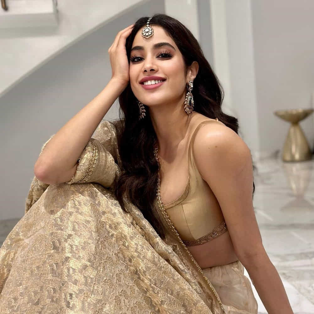 సమ్థింగ్ స్పెషల్ అనిపించుకోవాలంటే... సమ్థింగ్ స్పెషల్గానే ఏదో ఒకటి చేయాలి కదా... అలా కాకుండా నలుగురూ నడిచిన దారిలోనే నడుస్తానంటే ఏం బావుంటుంది? ఈ విషయాన్ని ఇప్పుడు జాన్వీ కపూర్కి ఎవరైనా చెప్పాలి... ఫస్ట్ సినిమా విడుదల కాకముందే, ఒకటీ రెండూ, మూడూ అంటూ మల్టిపుల్ ప్రాజెక్టులకు సంతకాలు చేసిన ఈ బ్యూటీ అర్జంటుగా నేర్చుకోవాల్సింది ఏంటి?