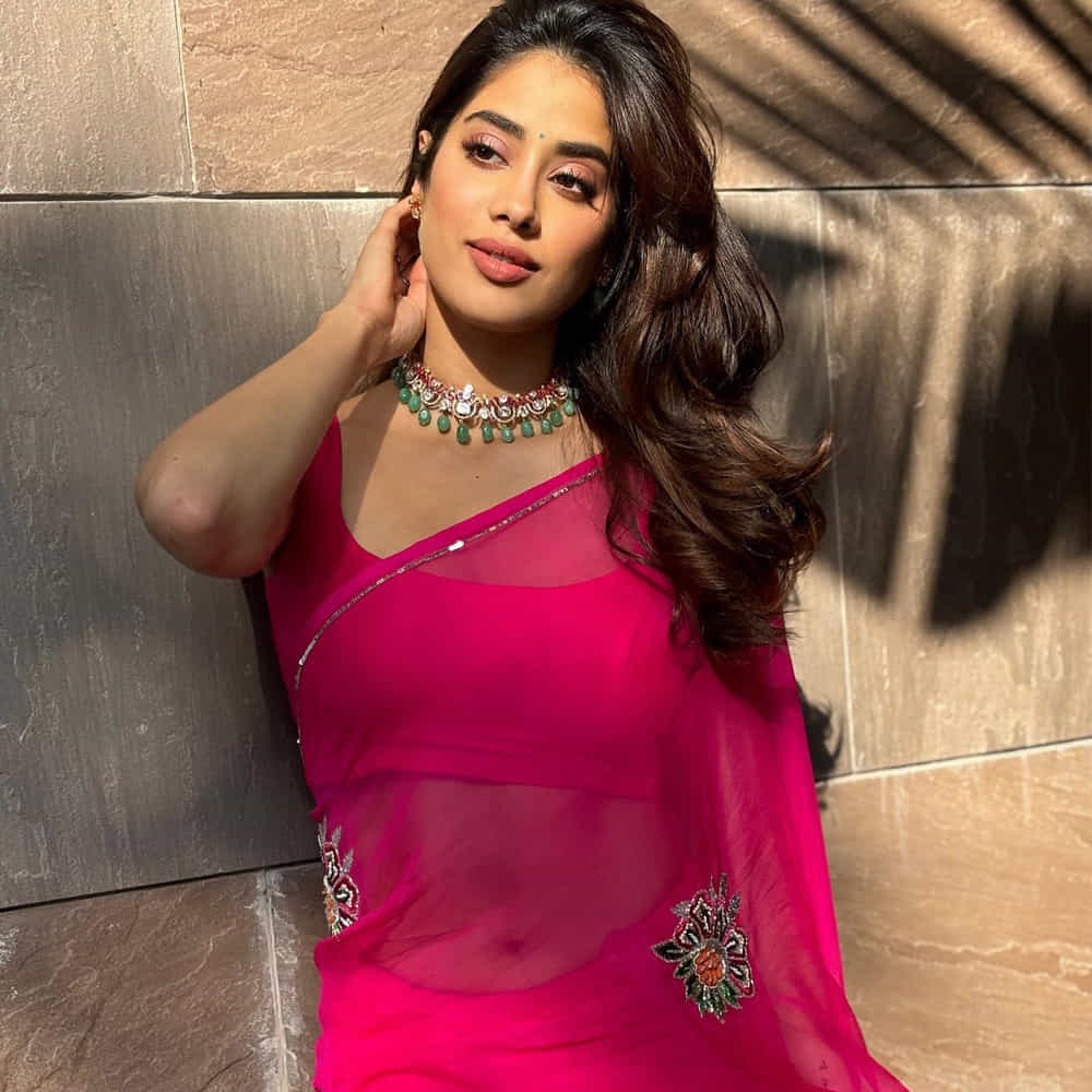 కియారా విషయంలో వినిపిస్తున్న మాటలే జాన్వీ విషయంలోనూ ట్రెండ్ అవుతున్నాయి. దేవర రెండు పార్టులతో పాటు, చరణ్ సినిమా చేస్తున్నారు కియారా. ఆమె ఓన్ డబ్బింగ్ చెప్పుకోవడానికి ఇంతకన్నా మంచి అవకాశం దొరకదేమో.. మరి తెలుగులో మాట్లాడాలని జాన్వీకీ ఉందా? లేకుంటే డబ్బింగ్ మీదే బేస్ అవుదామని అనుకుంటున్నారా? లెట్స్ వెయిట్ అండ్ సీ...