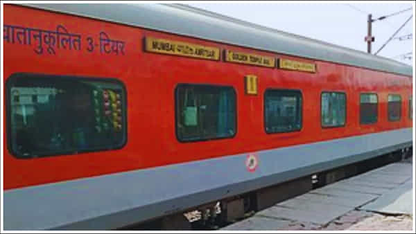 Train Coaches: సూపర్ఫాస్ట్ రైళ్లలో రెడ్ కలర్ బోగీలు ఎందుకు ఉంటాయో తెలుసా?