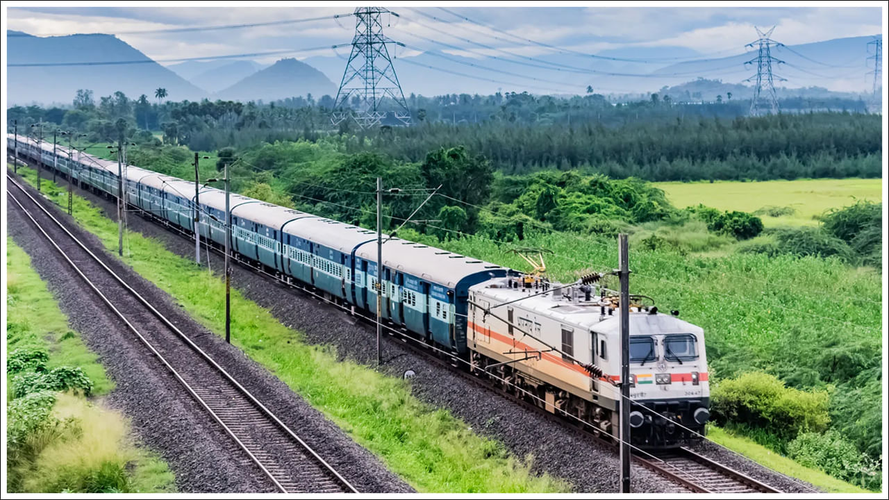 Indian Railways: మీరు రైలు ప్రయాణం చేస్తున్నారా? ఈ 5 విషయాలు తెలుసుకోండి.. లేకుంటే జైలుకే..