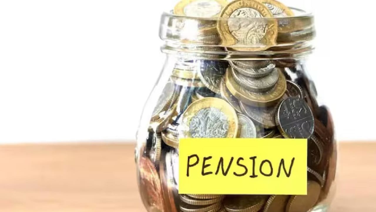 Unified Pension Scheme: ఉద్యోగులకు కేంద్ర ప్రభుత్వం తీపి కబురు.. మరో నాలుగు రోజుల్లో ఆ పెన్షన్ స్కీమ్ నిబంధనల ప్రకటన Unified Pension Scheme: ఉద్యోగులకు కేంద్ర ప్రభుత్వం తీపి కబురు.. మరో నాలుగు రోజుల్లో ఆ పెన్షన్ స్కీమ్ నిబంధనల ప్రకటన