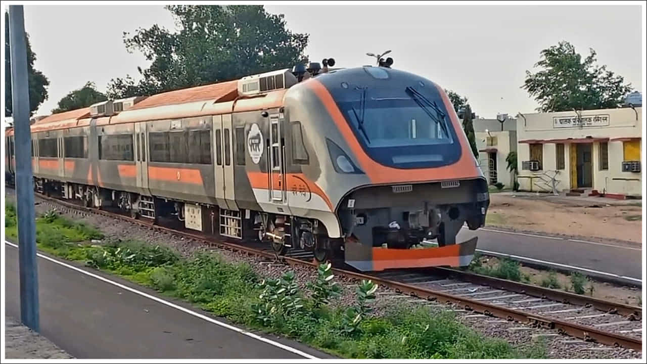 ఇటీవల, అహ్మదాబాద్లో 20 కోచ్లతో వందే భారత్ రైలు ట్రయల్ రన్ కూడా జరిగింది. ప్రస్తుతం వందే భారత్ ఎనిమిది కోచ్లతో నడుస్తుండగా, 16 కోచ్లతో నడిచే సామర్థ్యం ఉంది. ఇటీవల, వందేభారత్ను 20 కోచ్లతో పరీక్షించారు. ఈ సమయంలో రైలు వేగం కూడా గంటకు 130 కిలోమీటర్లు.