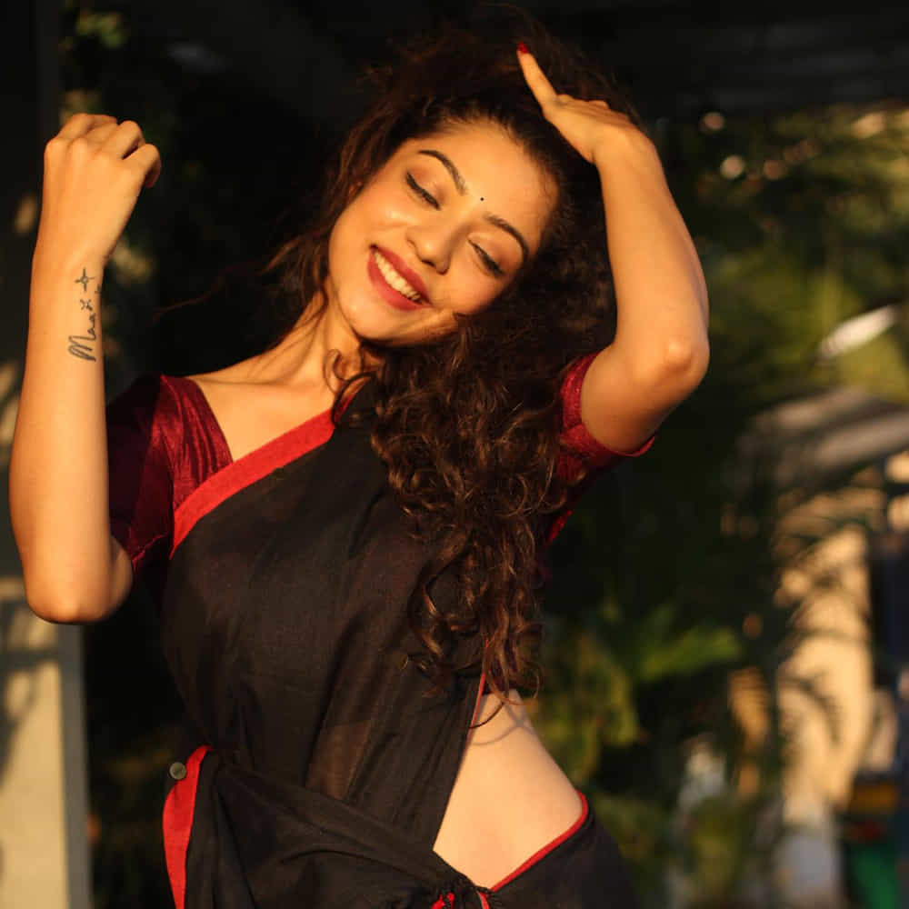 'జాను', 'మిడిల్ క్లాస్ మెలోడీస్', 'పుష్పక విమానం', 'స్వాతిముత్యం', 'ఊరి పేరు భైరవకొన' లాంటి చిత్రాల్లో నటించింది వర్ష బొల్లమ్మ. ఇటీవల ఆమె ఇన్స్టాలో షేర్ చేసిన ఫోటోలు తెగ వైరల్ అవుతున్నాయి. అలాగే ఈ చిన్నదాని చిన్నప్పటి ఫోటోలను ఫ్యాన్స్ నెట్టింట షేర్ చేస్తున్నారు.