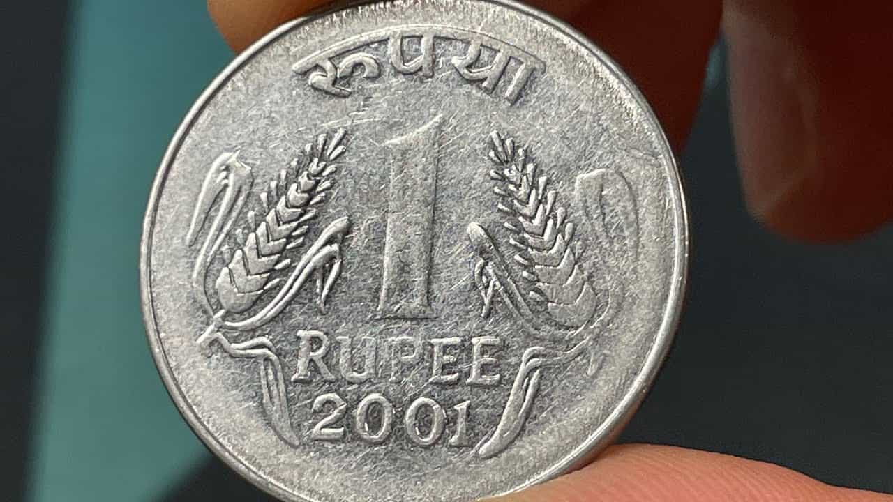 హిందూ సంప్రదాయంలో వాస్తు శాస్త్రానికి కూడా ఎంతో ప్రాముఖ్యత ఇస్తారు. వాస్తు శాస్త్రం ప్రకారం కొన్ని పనులు చేయడం వల్ల చాలా రకాల సమస్యల నుంచి బయట పడొచ్చని.. పండితులు చెబుతూ ఉంటారు. చాలా మంది నమ్ముతూ ఉంటారు. ఈ క్రమంలోనే కొన్ని రకాల పనులు చేయడం వల్ల ఇంట్లో చాలా దోషాలను తగ్గించుకోవచ్చు.