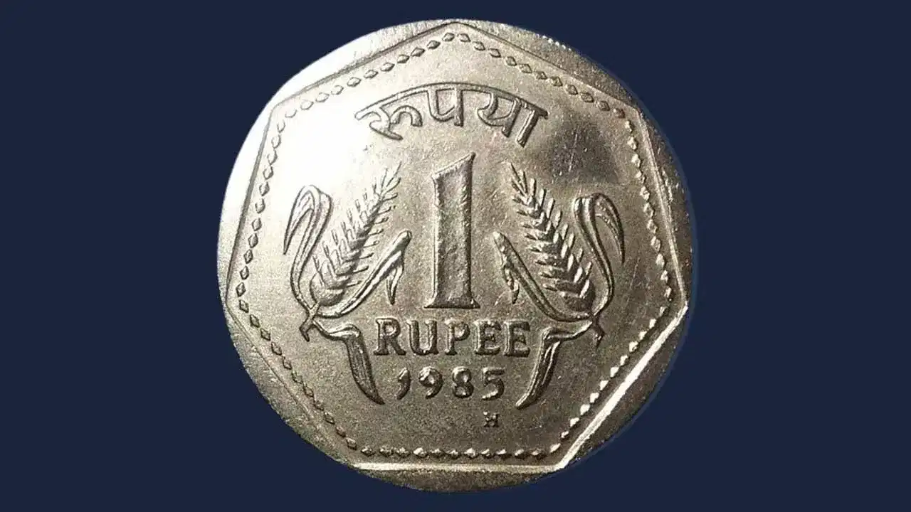 సాధారణంగా నిద్ర పోయే సమయంలో మన దగ్గర నీళ్లు, సెల్ ఫోన్ పెట్టుకుంటూ ఉంటారు. కానీ ఈ సారి మీరు నిద్రపోయేటప్పుడు రూపాయిని కూడా పెట్టుకోండి. అదేంటి అనుకుంటున్నారా? వాస్తు శాస్త్రంలో రూపాయికి ఎంతో విలువ ఉంది. వాస్తు శాస్త్రంలో రూపాయి నాణెం రెమిడీకి ఎంతో ప్రాముఖ్యత ఉంది.