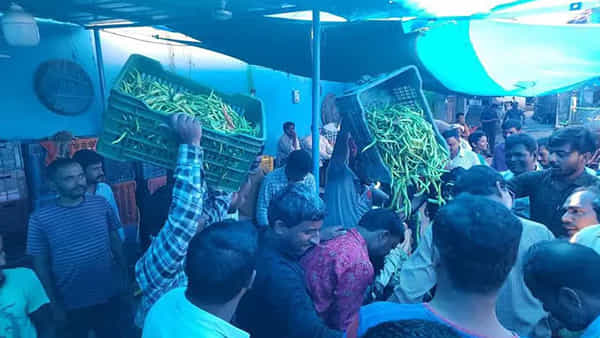 Telangana: మార్కెట్లో ఉచితంగా టన్నుల కొద్ది కూరగాయల పంపిణీ.. సంచులతో ఎగబడ్డ జనాలు! వీడియో వైరల్