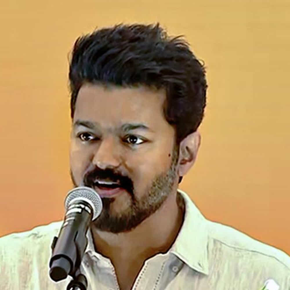 జెండాలో ఎరుపు, పసుపు రంగులతో పాటు రెండు ఏనుగులు, తమిళులు విజయానికి చిహ్నంగా భావించే వాగాయ్ జాతి పువ్వు ఉంది. ఇక గెలిచినా, ఓడినా ఒంటరి ప్రయాణమే అని, తన ఫ్యాన్స్ ఏ పార్టీ జెండాని భుజాన మోయాల్సిన పని లేదని స్పష్టం చేశారు విజయ్.