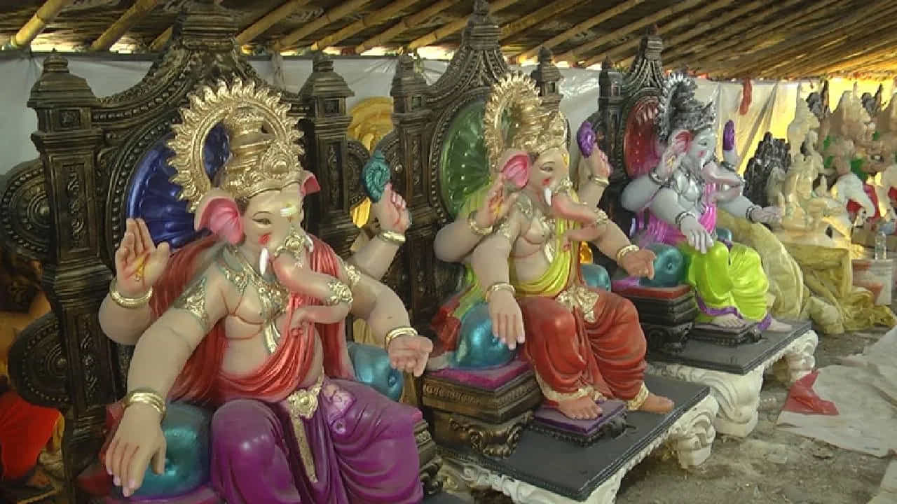 బీదర్ తాలూకాలోని చంబోలా గ్రామానికి చెందిన ఆకాష్ అనే యువకుడు గత 9 సంవత్సరాలుగా వినాయకుడి విగ్రహాలను తయారు చేస్తున్నాడు. వందలకొద్దీ వినాయకులను తయారు చేసి విక్రయిస్తూ ఏడాదికి పది లక్షల రూపాయలను సంపాదిస్తున్నాడు. ఆయన తయారు చేసిన గణేశ విగ్రహానికి రాష్ట్రవ్యాప్తంగా గిరాకీ ఉండడంతో జనాలు బుక్ చేసుకుంటున్నారు.